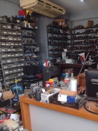 Anaqueles de refacciones eléctricas en mostrador